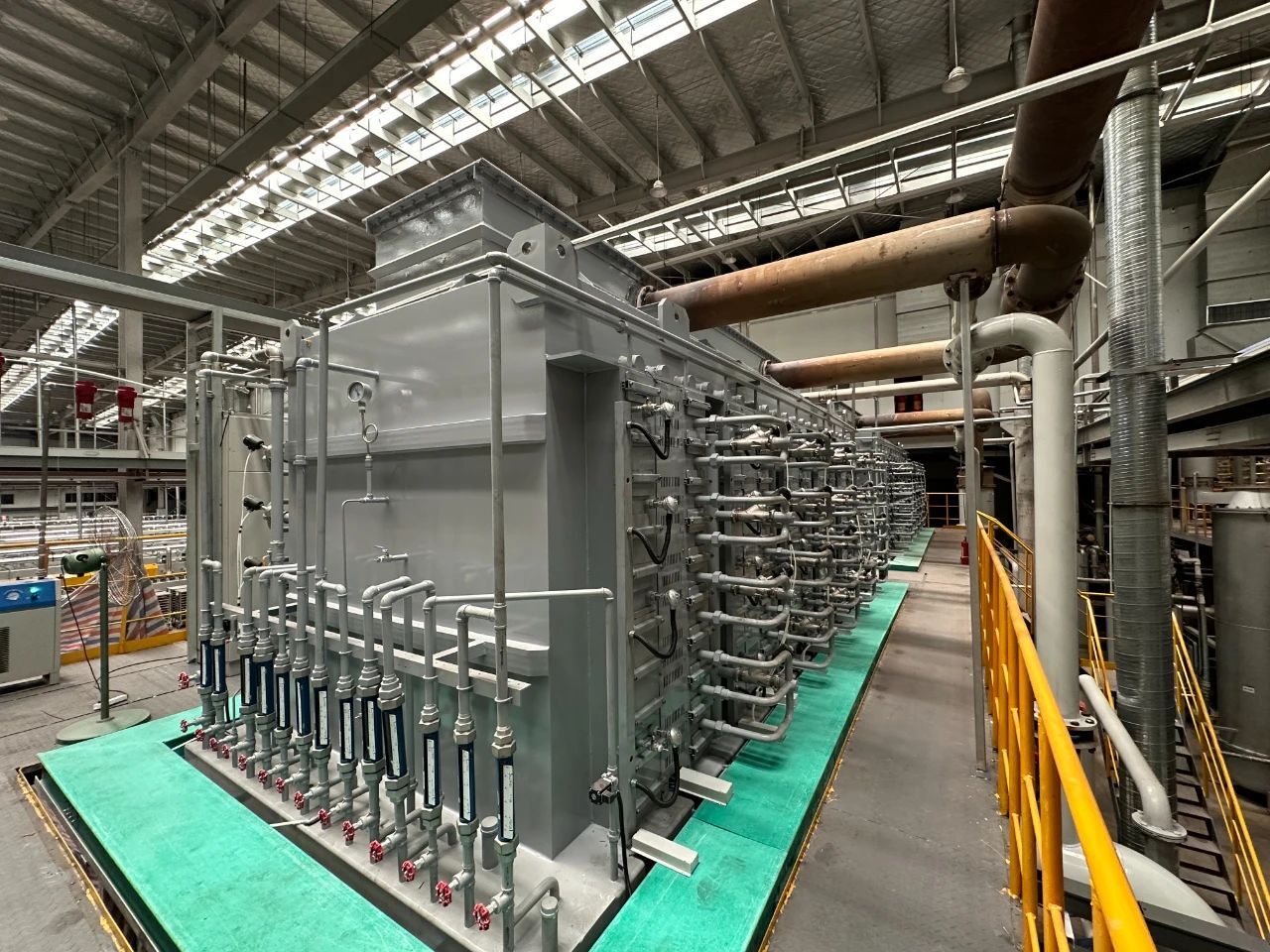 金爐智能研制行業最大鐘罩爐成功投運